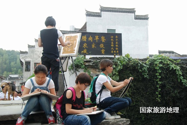 　　9月13日，座落在婺源縣秋口鎮(zhèn)李坑村“小橋、流水、人家”創(chuàng)作寫生基地的李坑章文灑店農(nóng)家樂。