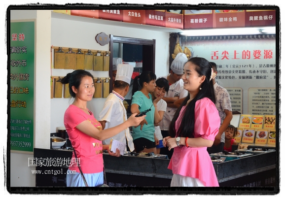 此次攝制組通過(guò)拍攝婺源代表名菜糊豆腐、粉蒸肉、荷包紅魚(yú)、賽鵝頸及地方小吃清明果、灰汁果、糯米子糕等來(lái)詮釋婺源美食經(jīng)典，展示婺源食文化，打造獨(dú)屬婺源的美食符號(hào)。