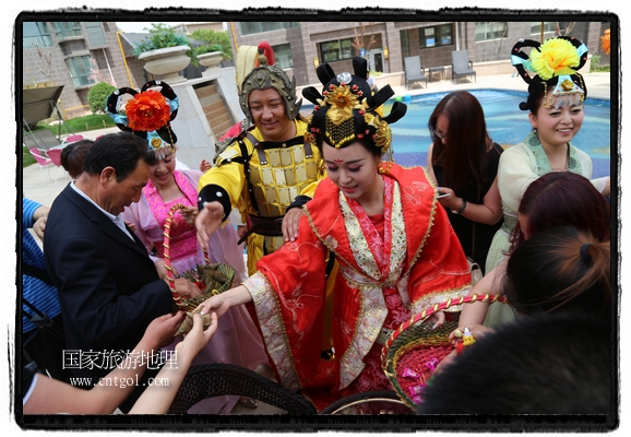 6月19日，端午節(jié)的前一天，甘肅平?jīng)鍪嗅轻紖^(qū)南山公園澳廈麗灣小區(qū)“邀請(qǐng)”唐朝被譽(yù)為四大美女之一的“楊貴妃”前來與市民見面，共度“端午佳節(jié)”。期間，“貴妃娘娘”由一名解說人員做向?qū)Вc小區(qū)居民一同游玩、賞景、互敬酒水、合影留念，并現(xiàn)場(chǎng)贈(zèng)送大人小孩粽子、香包和糖果。