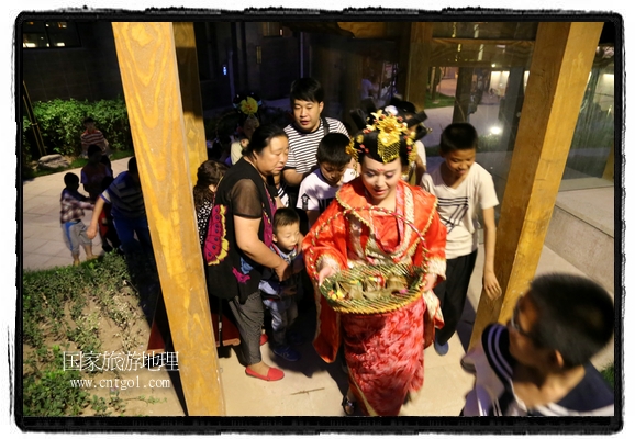 6月19日，端午節(jié)的前一天，甘肅平?jīng)鍪嗅轻紖^(qū)南山公園澳廈麗灣小區(qū)“邀請(qǐng)”唐朝被譽(yù)為四大美女之一的“楊貴妃”前來與市民見面，共度“端午佳節(jié)”。期間，“貴妃娘娘”由一名解說人員做向?qū)?，與小區(qū)居民一同游玩、賞景、互敬酒水、合影留念，并現(xiàn)場(chǎng)贈(zèng)送大人小孩粽子、香包和糖果。
