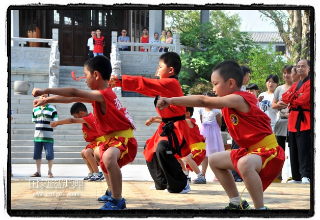 6月20日，小朋友們和中國武術(shù)愛好者們在江西省婺源縣熹園景區(qū)表演中國傳統(tǒng)的中國武術(shù)功夫，吸引許多游人前來駐足觀看。當(dāng)日是中國傳統(tǒng)的端午節(jié)，江西省婺源縣的中國武術(shù)愛好者們通過表演中國武術(shù)功夫，打太極，表演了少林棍、硬氣功、自選拳等少林寺功夫，讓孩子們從小學(xué)習(xí)中國武術(shù)，傳承中國武德，感受先人過端午的氛圍。
