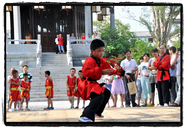 6月20日，小朋友們和中國武術(shù)愛好者們在江西省婺源縣熹園景區(qū)表演中國傳統(tǒng)的中國武術(shù)功夫，吸引許多游人前來駐足觀看。當(dāng)日是中國傳統(tǒng)的端午節(jié)，江西省婺源縣的中國武術(shù)愛好者們通過表演中國武術(shù)功夫，打太極，表演了少林棍、硬氣功、自選拳等少林寺功夫，讓孩子們從小學(xué)習(xí)中國武術(shù)，傳承中國武德，感受先人過端午的氛圍。