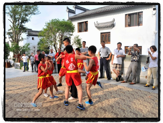 6月20日，小朋友們和中國武術(shù)愛好者們在江西省婺源縣熹園景區(qū)表演中國傳統(tǒng)的中國武術(shù)功夫，吸引許多游人前來駐足觀看。當(dāng)日是中國傳統(tǒng)的端午節(jié)，江西省婺源縣的中國武術(shù)愛好者們通過表演中國武術(shù)功夫，打太極，表演了少林棍、硬氣功、自選拳等少林寺功夫，讓孩子們從小學(xué)習(xí)中國武術(shù)，傳承中國武德，感受先人過端午的氛圍。