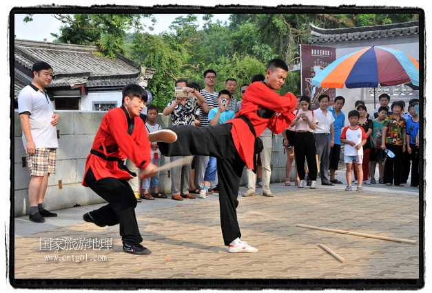 6月20日，小朋友們和中國武術(shù)愛好者們在江西省婺源縣熹園景區(qū)表演中國傳統(tǒng)的中國武術(shù)功夫，吸引許多游人前來駐足觀看。當(dāng)日是中國傳統(tǒng)的端午節(jié)，江西省婺源縣的中國武術(shù)愛好者們通過表演中國武術(shù)功夫，打太極，表演了少林棍、硬氣功、自選拳等少林寺功夫，讓孩子們從小學(xué)習(xí)中國武術(shù)，傳承中國武德，感受先人過端午的氛圍。