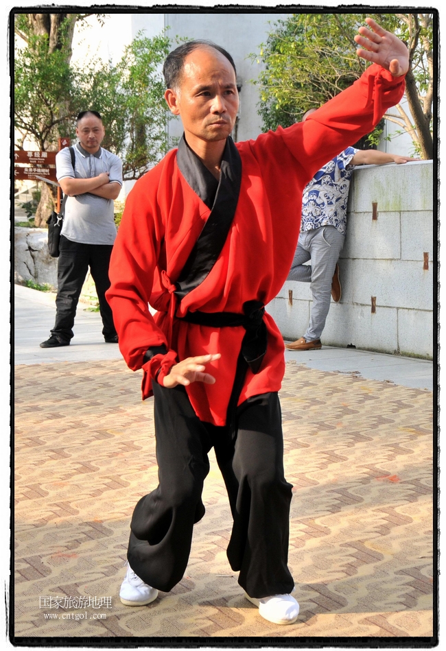 6月20日，小朋友們和中國武術(shù)愛好者們在江西省婺源縣熹園景區(qū)表演中國傳統(tǒng)的中國武術(shù)功夫，吸引許多游人前來駐足觀看。當(dāng)日是中國傳統(tǒng)的端午節(jié)，江西省婺源縣的中國武術(shù)愛好者們通過表演中國武術(shù)功夫，打太極，表演了少林棍、硬氣功、自選拳等少林寺功夫，讓孩子們從小學(xué)習(xí)中國武術(shù)，傳承中國武德，感受先人過端午的氛圍。