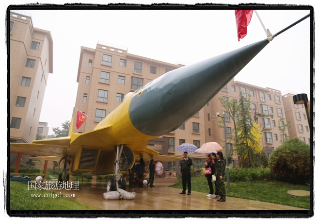小區(qū)突然出現“飛機坦克”，其中殲15艦載戰(zhàn)斗機一架、99式主戰(zhàn)坦克一輛、武直-10武裝直升機一架，吸引了眾多市民雨中圍觀、合影。