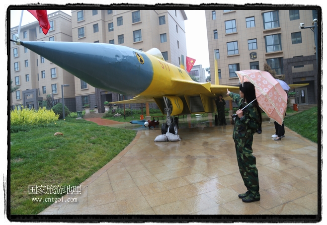 小區(qū)突然出現“飛機坦克”，其中殲15艦載戰(zhàn)斗機一架、99式主戰(zhàn)坦克一輛、武直-10武裝直升機一架，吸引了眾多市民雨中圍觀、合影。