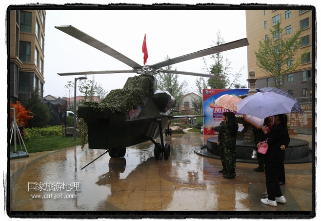 小區(qū)突然出現“飛機坦克”，其中殲15艦載戰(zhàn)斗機一架、99式主戰(zhàn)坦克一輛、武直-10武裝直升機一架，吸引了眾多市民雨中圍觀、合影。
