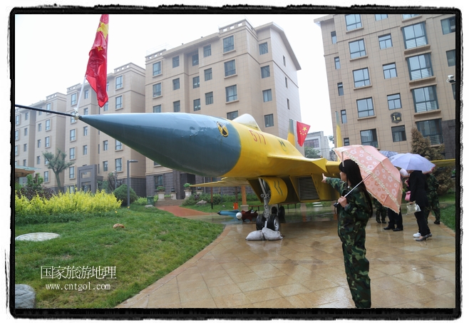 小區(qū)突然出現“飛機坦克”，其中殲15艦載戰(zhàn)斗機一架、99式主戰(zhàn)坦克一輛、武直-10武裝直升機一架，吸引了眾多市民雨中圍觀、合影。