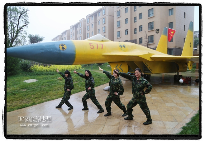 小區(qū)突然出現“飛機坦克”，其中殲15艦載戰(zhàn)斗機一架、99式主戰(zhàn)坦克一輛、武直-10武裝直升機一架，吸引了眾多市民雨中圍觀、合影。