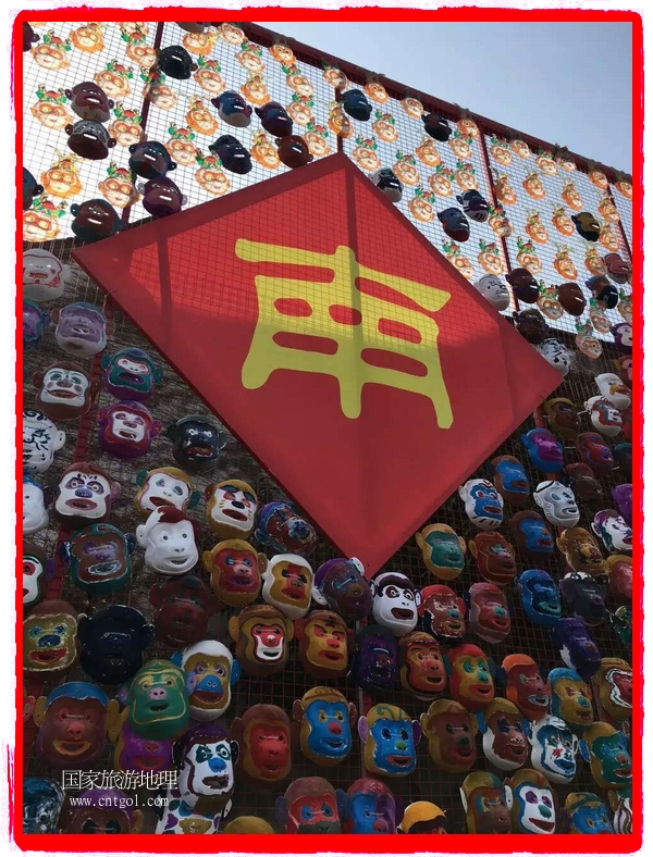 中國規(guī)模最大的猴面具彩繪在南潯古鎮(zhèn)展示。猴子真是今年最紅的動(dòng)物。 