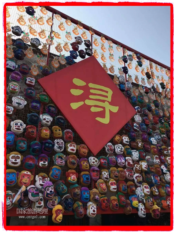 中國規(guī)模最大的猴面具彩繪在南潯古鎮(zhèn)展示。猴子真是今年最紅的動(dòng)物。 