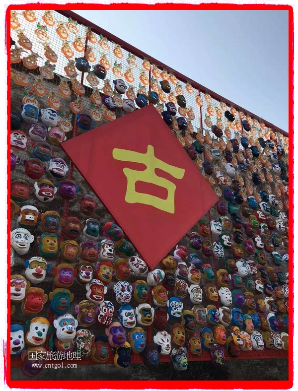 中國規(guī)模最大的猴面具彩繪在南潯古鎮(zhèn)展示。猴子真是今年最紅的動(dòng)物。 