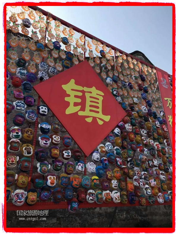 中國規(guī)模最大的猴面具彩繪在南潯古鎮(zhèn)展示。猴子真是今年最紅的動(dòng)物。 