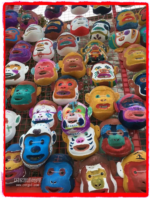 中國規(guī)模最大的猴面具彩繪在南潯古鎮(zhèn)展示。猴子真是今年最紅的動(dòng)物。 
