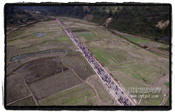 1700桌合攏宴，總長3.7公里，10380人同桌就餐，創(chuàng)歷史之最