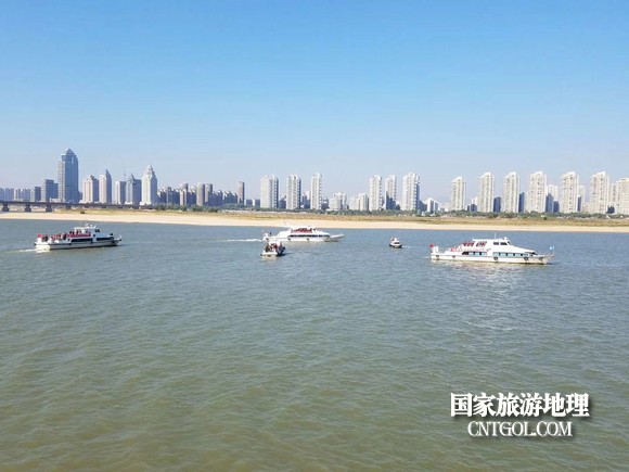 江西開展呵護(hù)一湖清水，嚴(yán)厲打擊非法采砂行動(dòng)（圖）